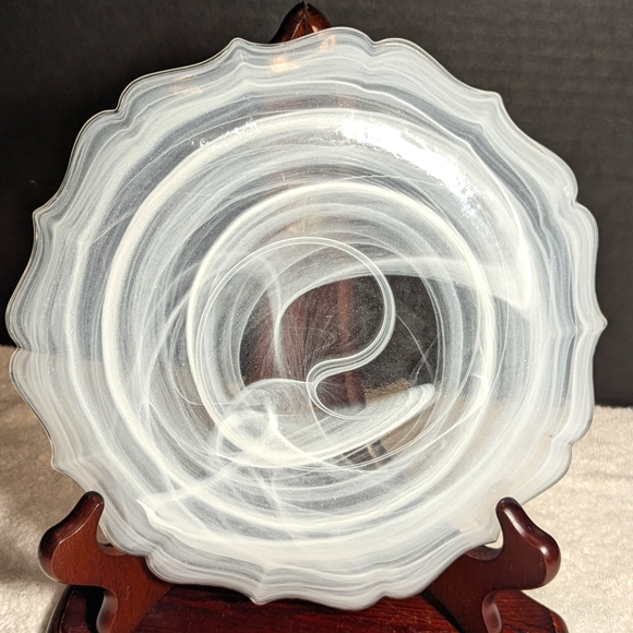 Plate By Artistic Accents Features A Beautiful Swirl Pattern On 8" Quality Glass - Picture 4 of 6